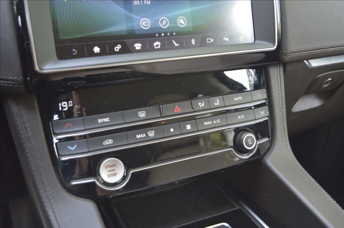 Jaguar F-Pace SUV / Terénní 2,0 l 177 kw