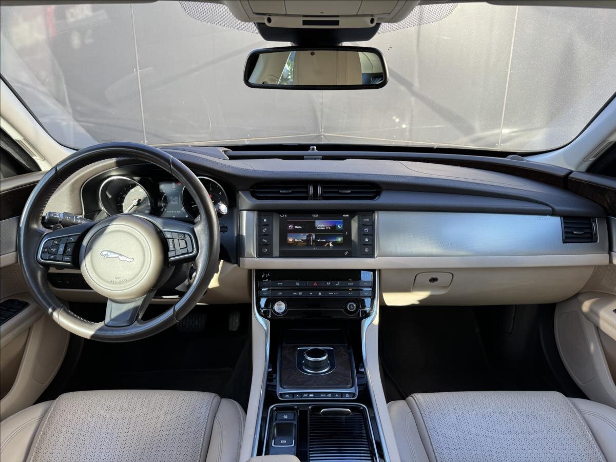 Jaguar XF Sedan / Limuzína 2,0 l 132 kw