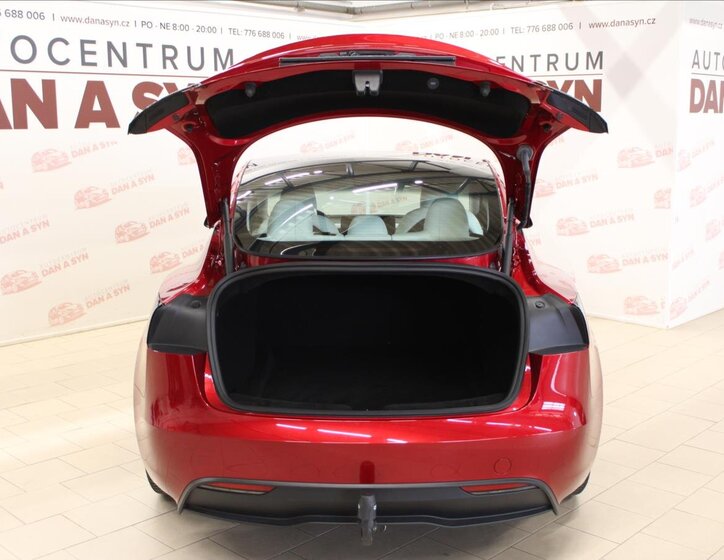 Tesla Model 3 Sedan / Limuzína 0,0 366 kw