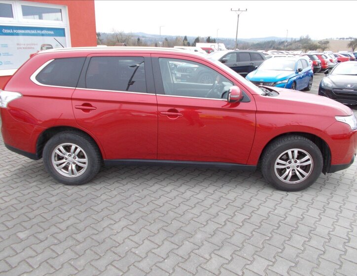 Mitsubishi Outlander SUV / Terénní 2,0 l 110 kw