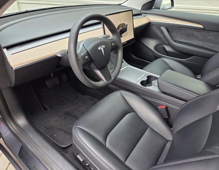 Tesla Model 3 Sedan / Limuzína 0,0 208 kw