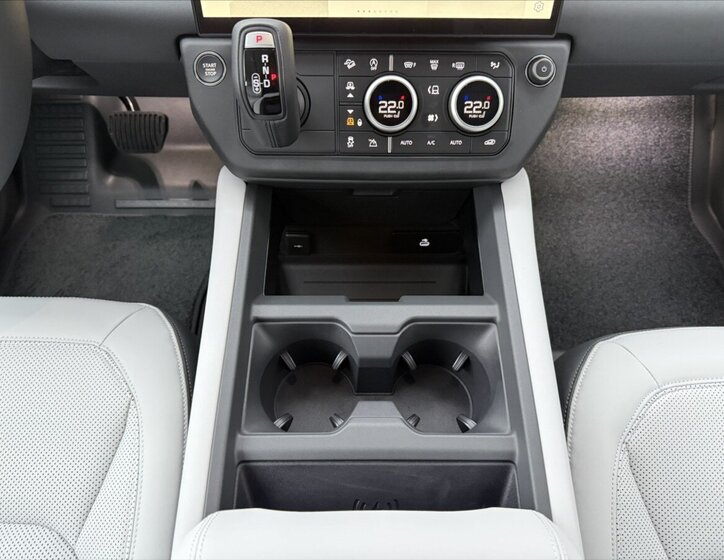 Land Rover Defender 27