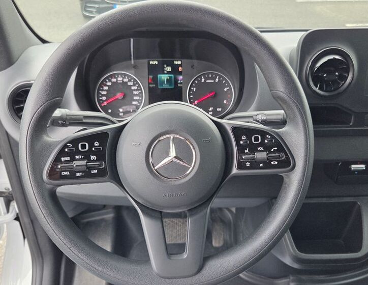 Mercedes-Benz Sprinter 11