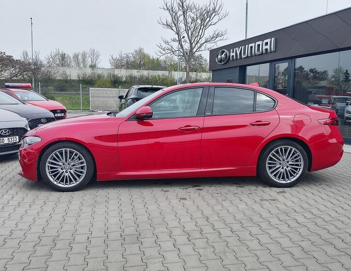 Alfa Romeo Giulia Sedan / Limuzína 2,1 l 110 kw