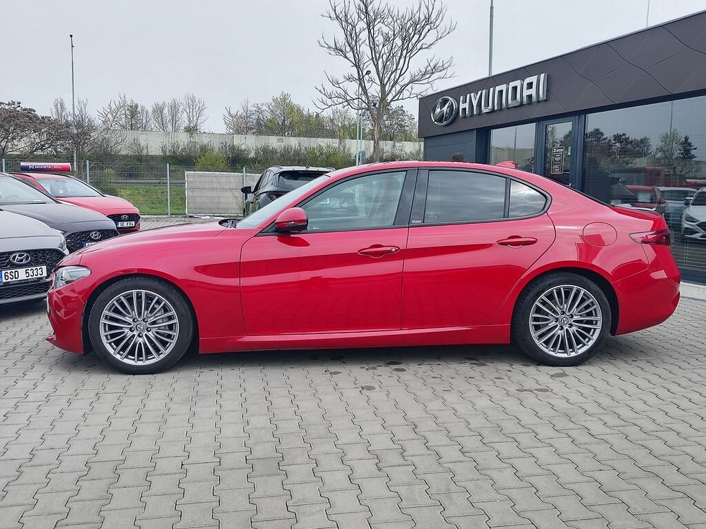 Alfa Romeo Giulia Sedan / Limuzína 2,1 l 110 kw