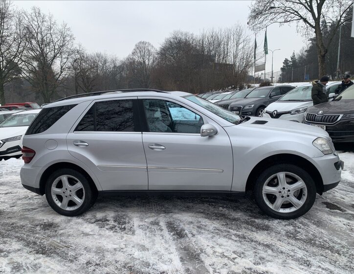 Mercedes-Benz Třídy M SUV 4,0 l 225 kw