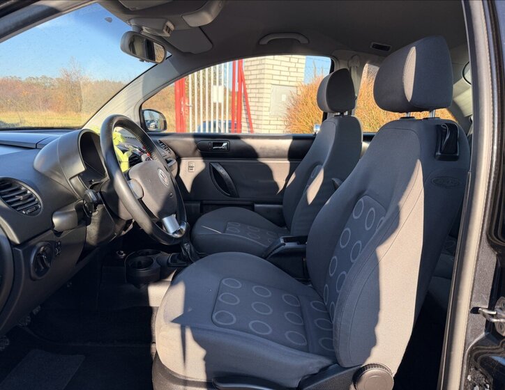 Volkswagen New Beetle 8