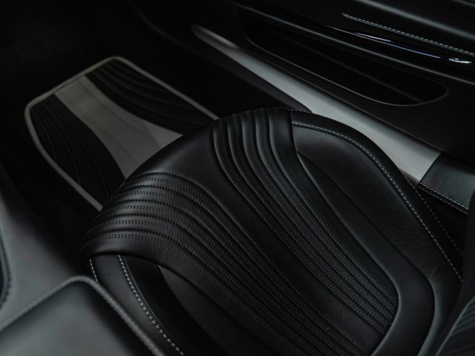 Aston Martin DB11 19