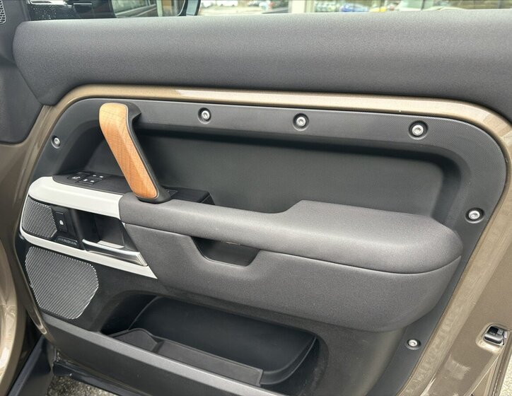 Land Rover Defender 16