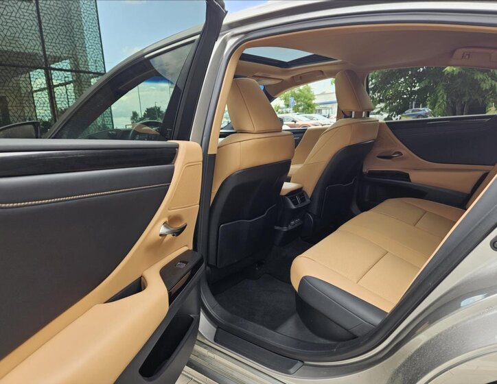 Lexus ES 300h Sedan / Limuzína 2,5 l 160 kw