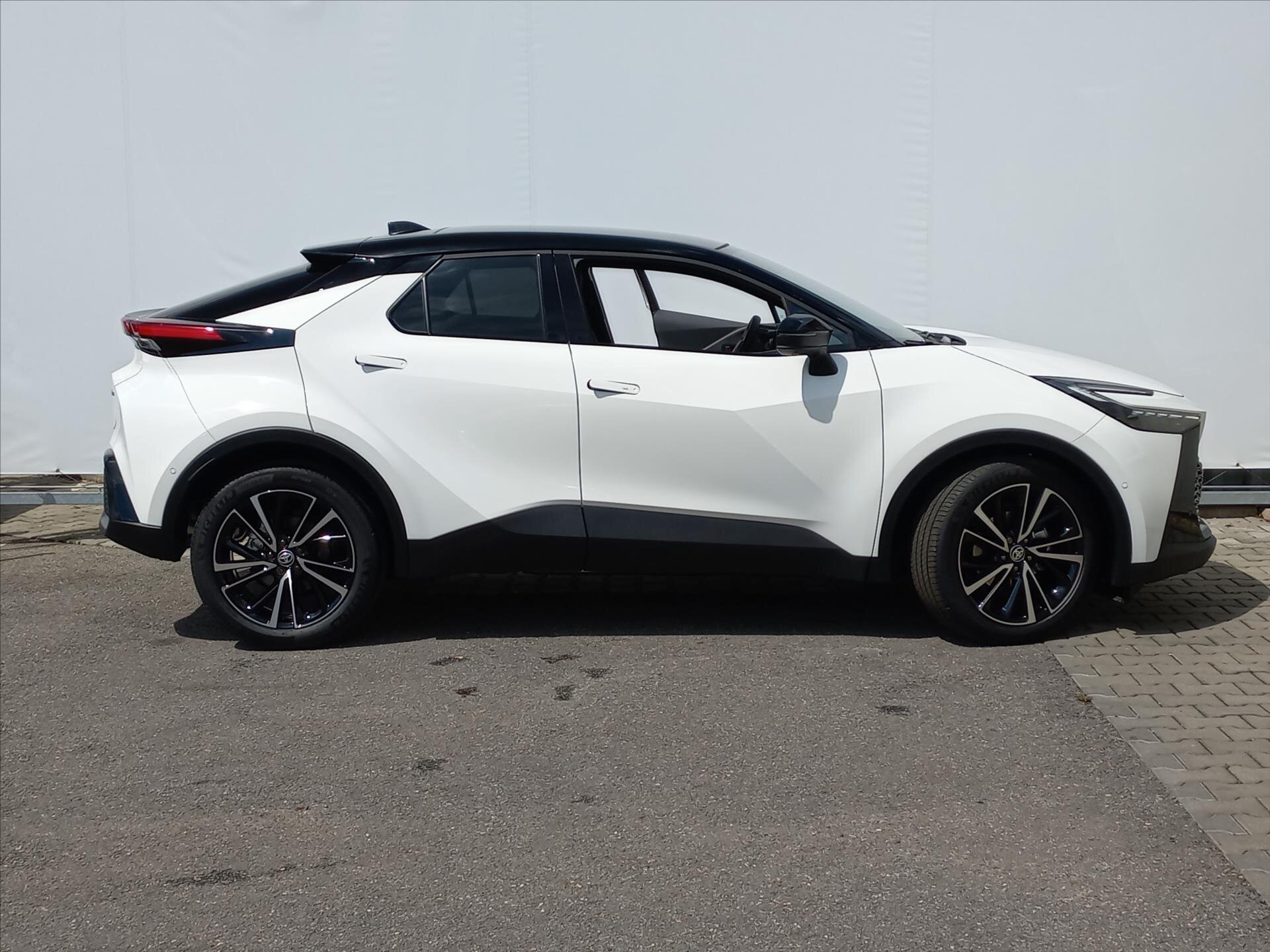 Toyota C-HR CUV 1,8 l 72 kw