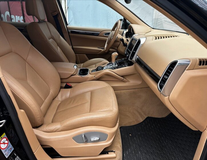 Porsche Cayenne Kombi 4,8 l 294 kw