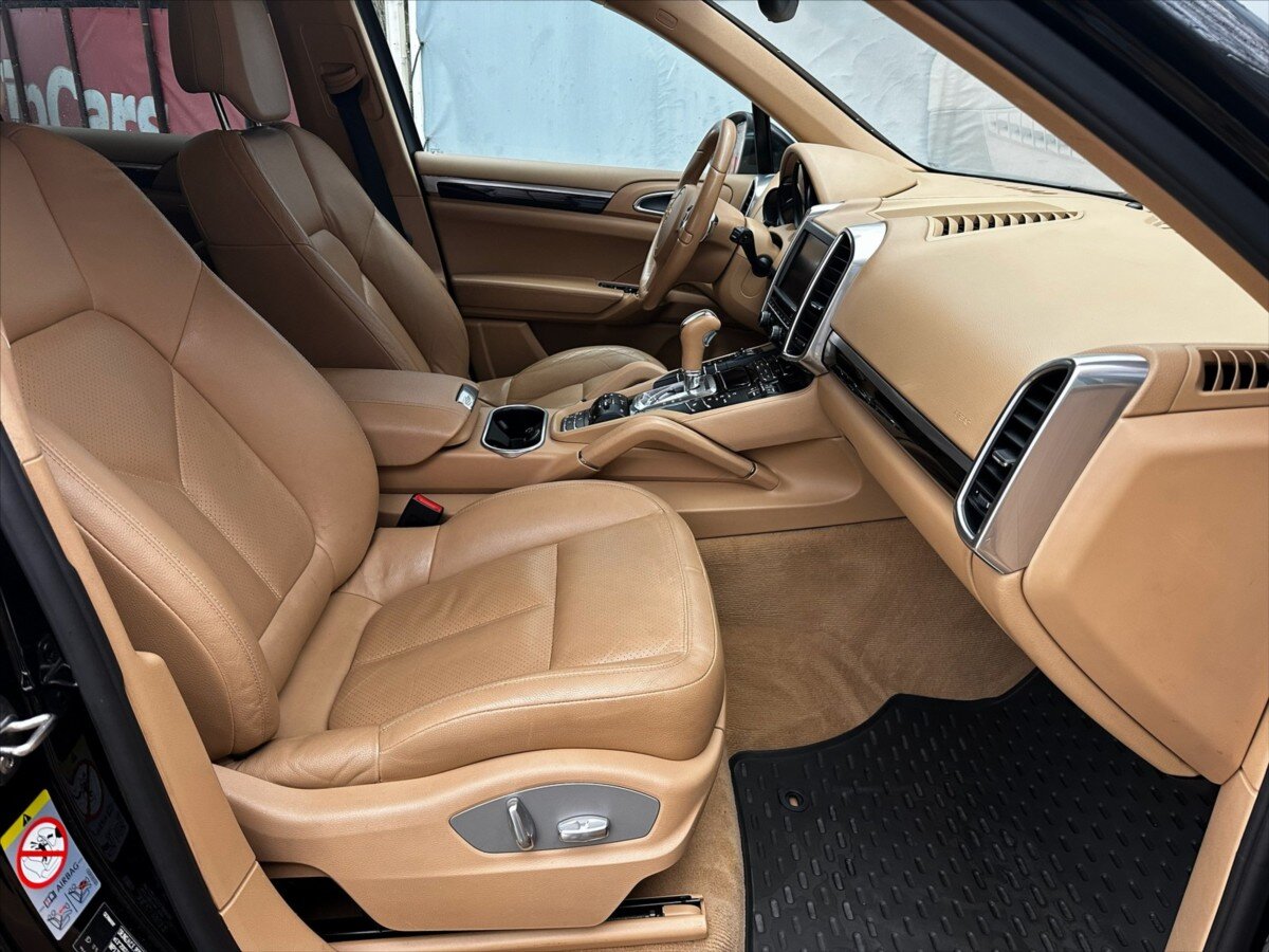 Porsche Cayenne Kombi 4,8 l 294 kw