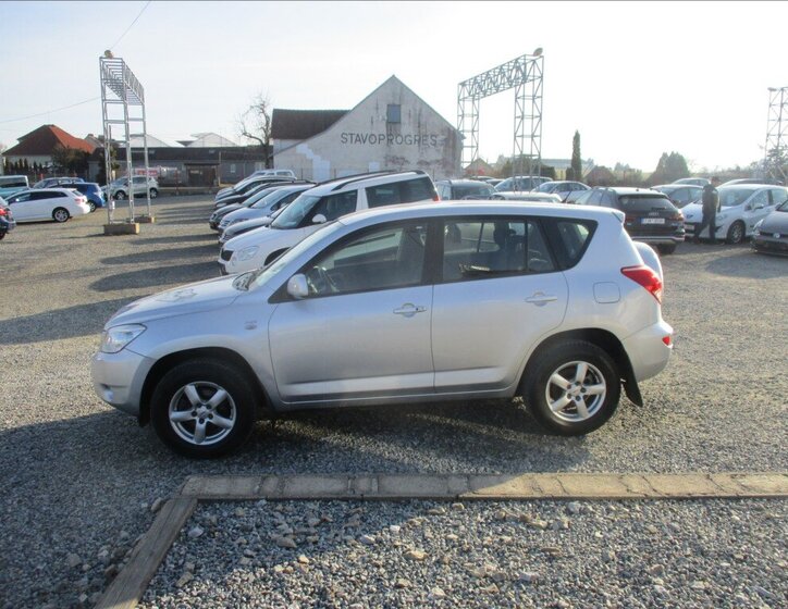 Toyota RAV4 SUV 2,2 l 100 kw