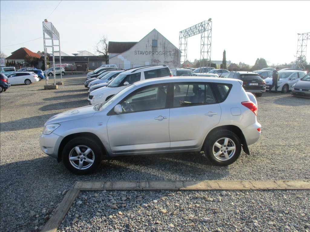 Toyota RAV4 SUV 2,2 l 100 kw