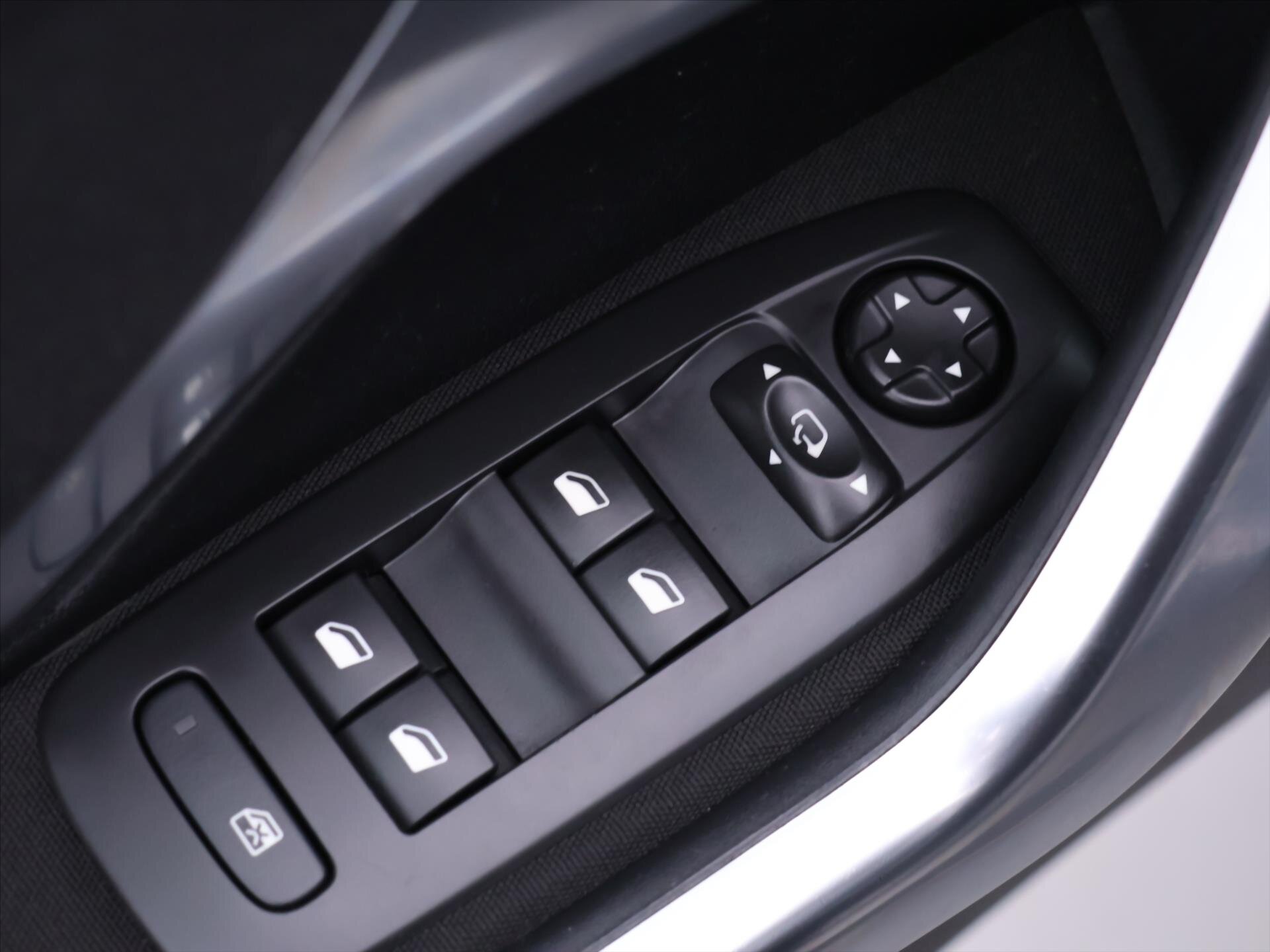 Peugeot 2008 SUV 1,2 l 81 kw