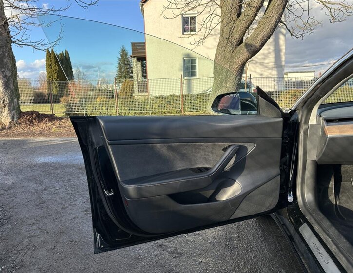 Tesla Model 3 Sedan / Limuzína 0,0 239 kw