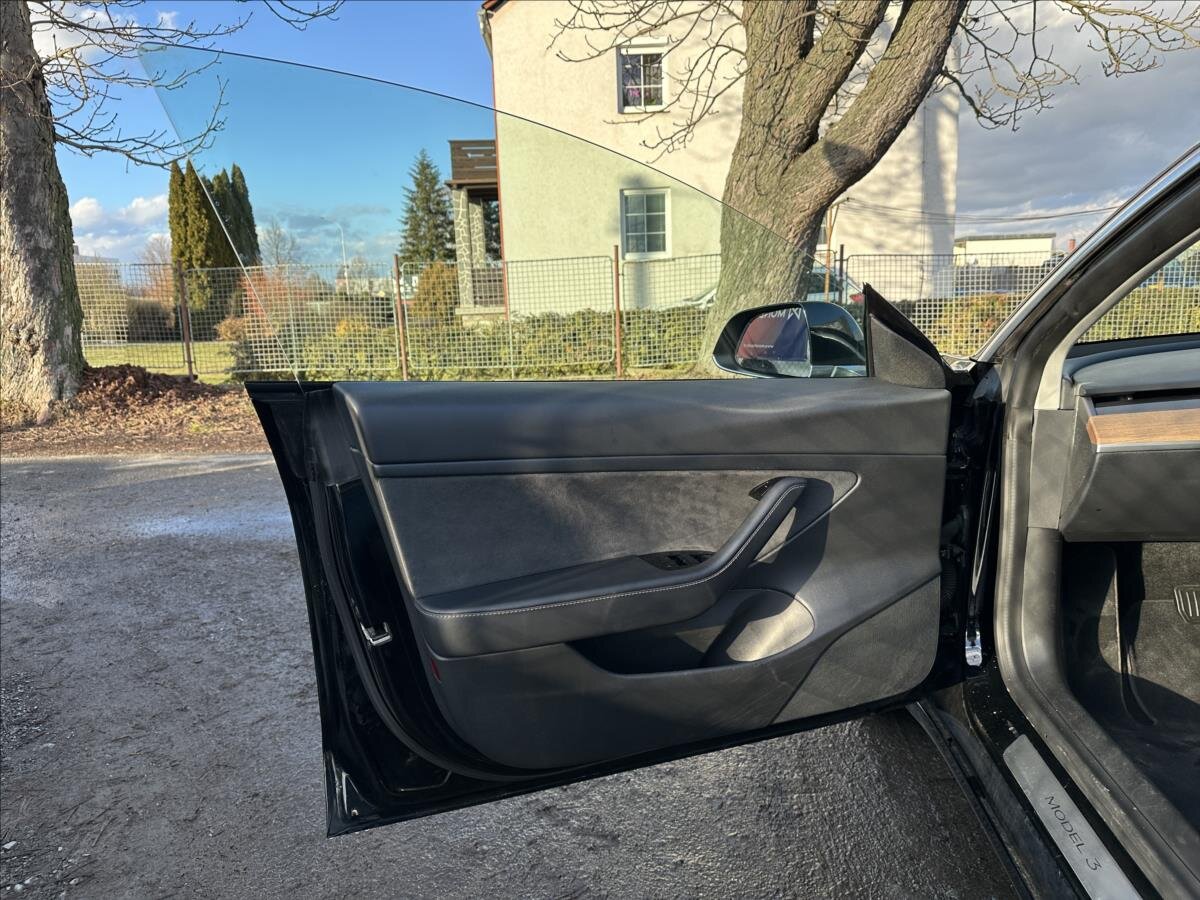 Tesla Model 3 Sedan / Limuzína 0,0 239 kw