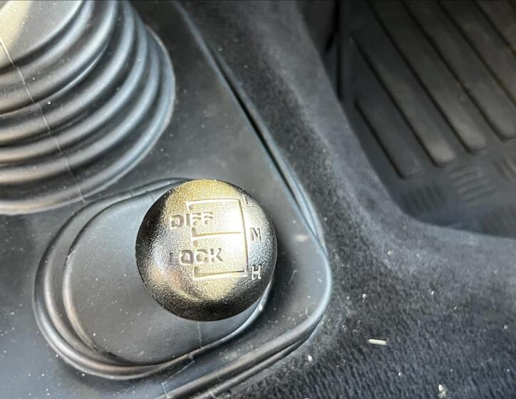 Land Rover Defender 24