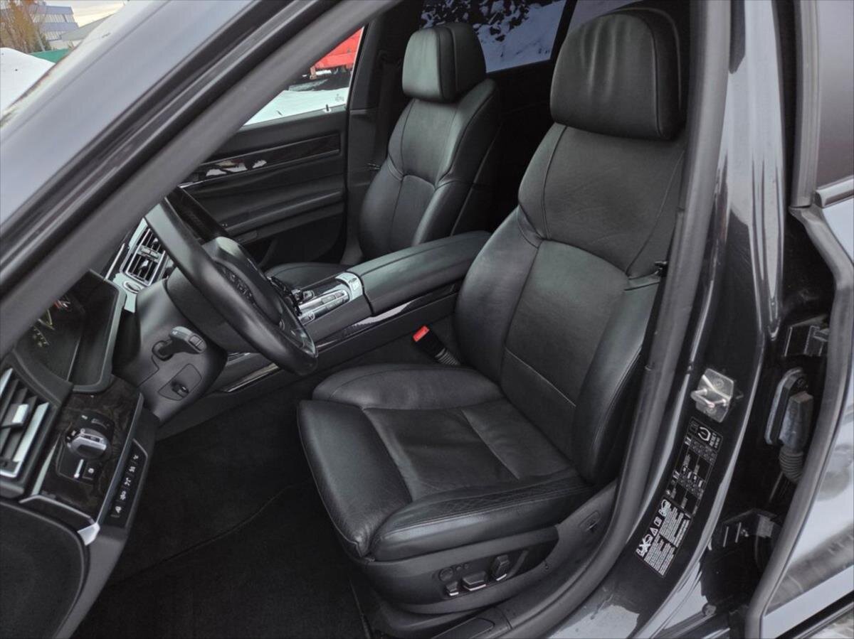 BMW Řada 7 Sedan / Limuzína 4,4 l 300 kw