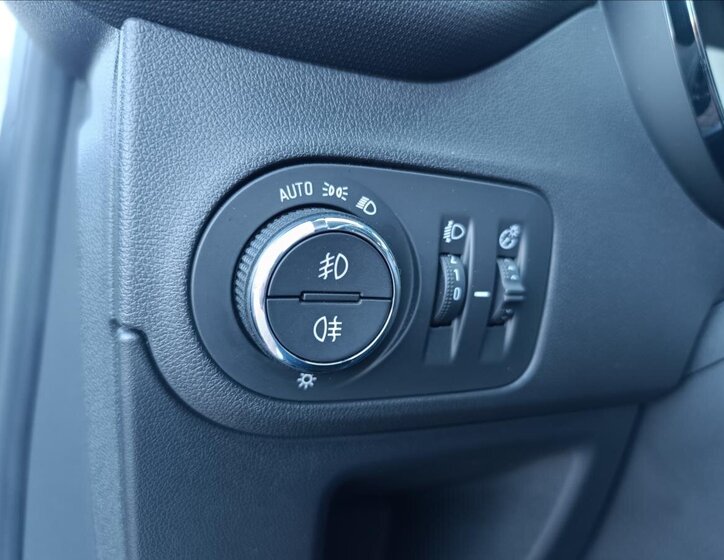 Opel Crossland X SUV / Terénní 1,2 l 81 kw