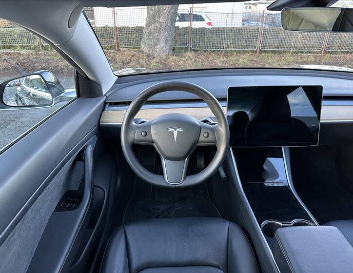 Tesla Model 3 Sedan / Limuzína 0,0 239 kw