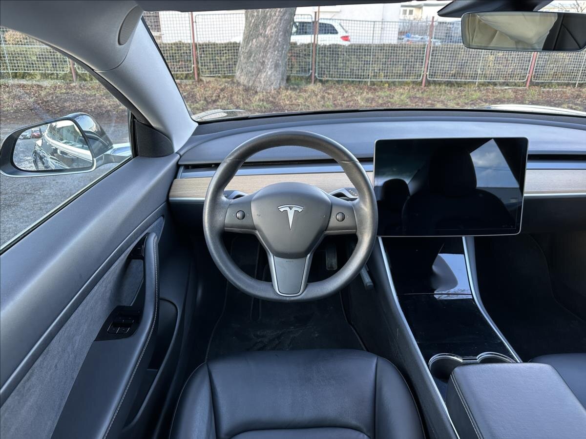 Tesla Model 3 Sedan / Limuzína 0,0 239 kw