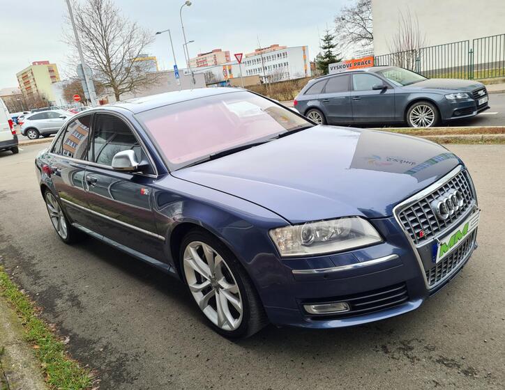 Audi S8 4