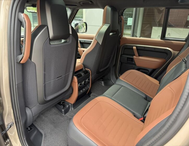 Land Rover Defender SUV 4,4 l 467 kw