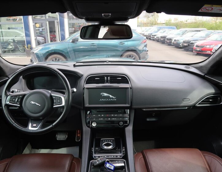 Jaguar F-Pace SUV / Terénní 3,0 l 280 kw