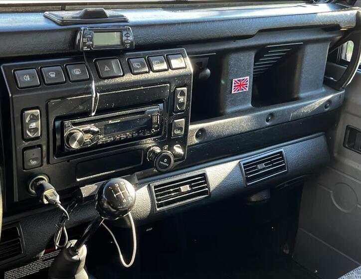 Land Rover Defender 23