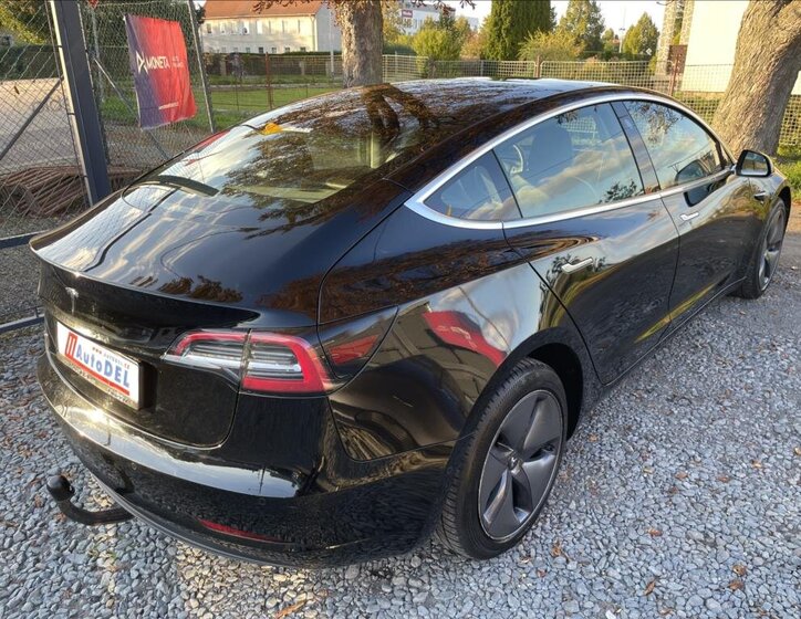 Tesla Model 3 Sedan 0,0 239 kw