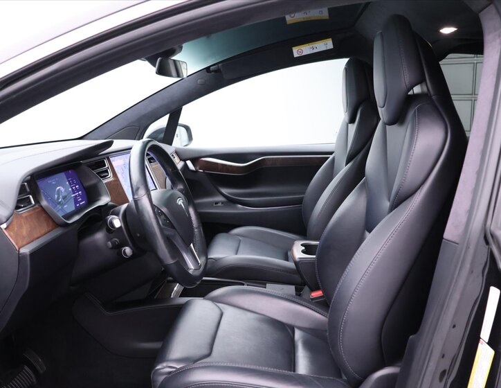 Tesla Model X 13