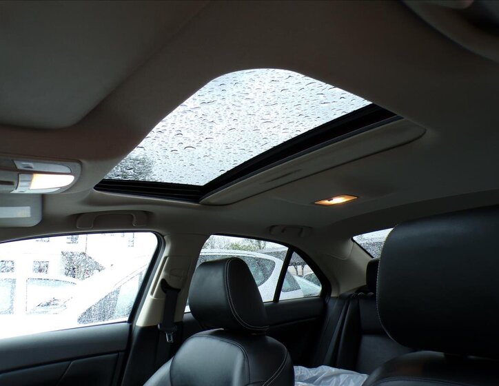 Suzuki Kizashi Sedan / Limuzína 2,4 l 131 kw