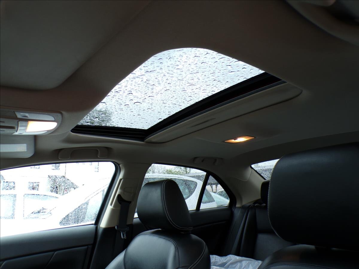 Suzuki Kizashi Sedan / Limuzína 2,4 l 131 kw