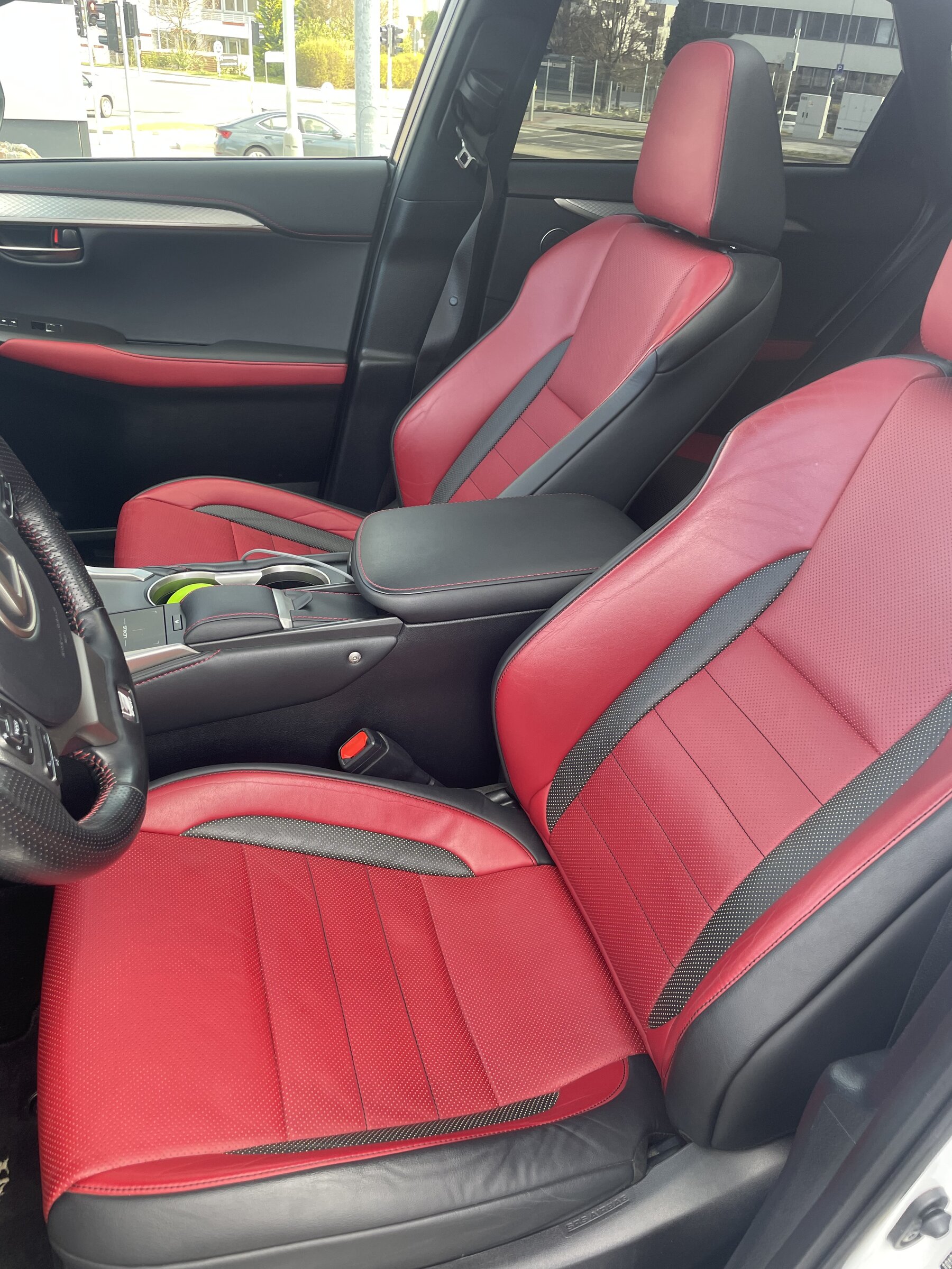 Lexus NX 300h CUV / Crossover 2,5 l 145 kw