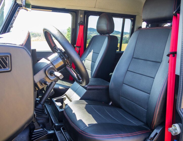 Land Rover Defender 11