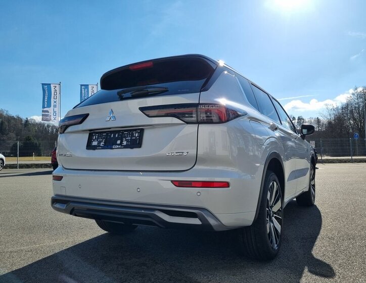 Mitsubishi Outlander SUV 2,4 l 225 kw