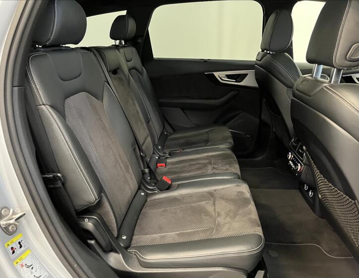 Audi Q7 25