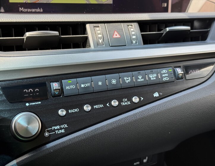 Lexus ES 300h Sedan / Limuzína 2,5 l 131 kw