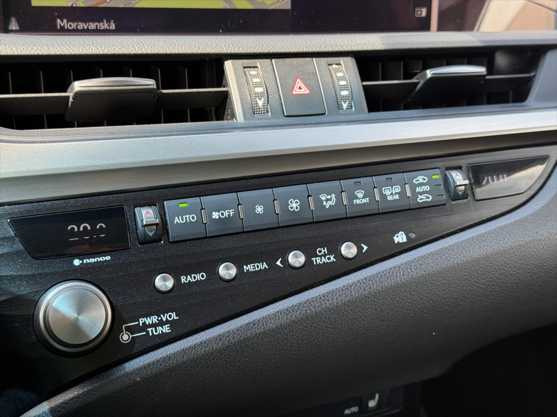 Lexus ES 300h Sedan / Limuzína 2,5 l 131 kw