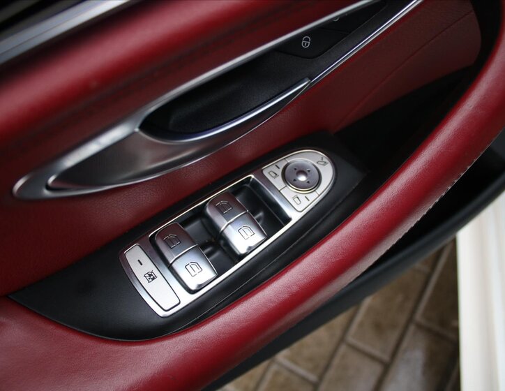 Mercedes-Benz CLS Sedan 3,0 l 270 kw