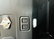 Land Rover Defender 7