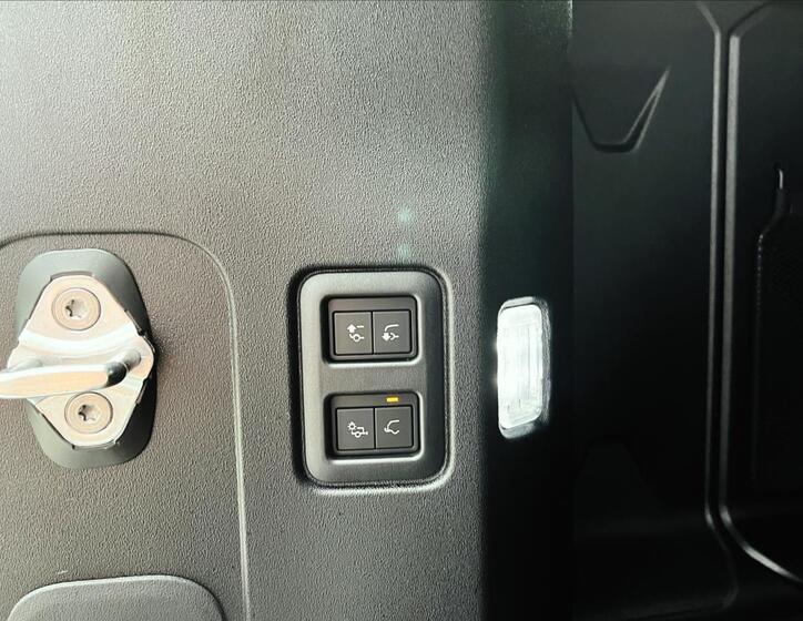 Land Rover Defender 7