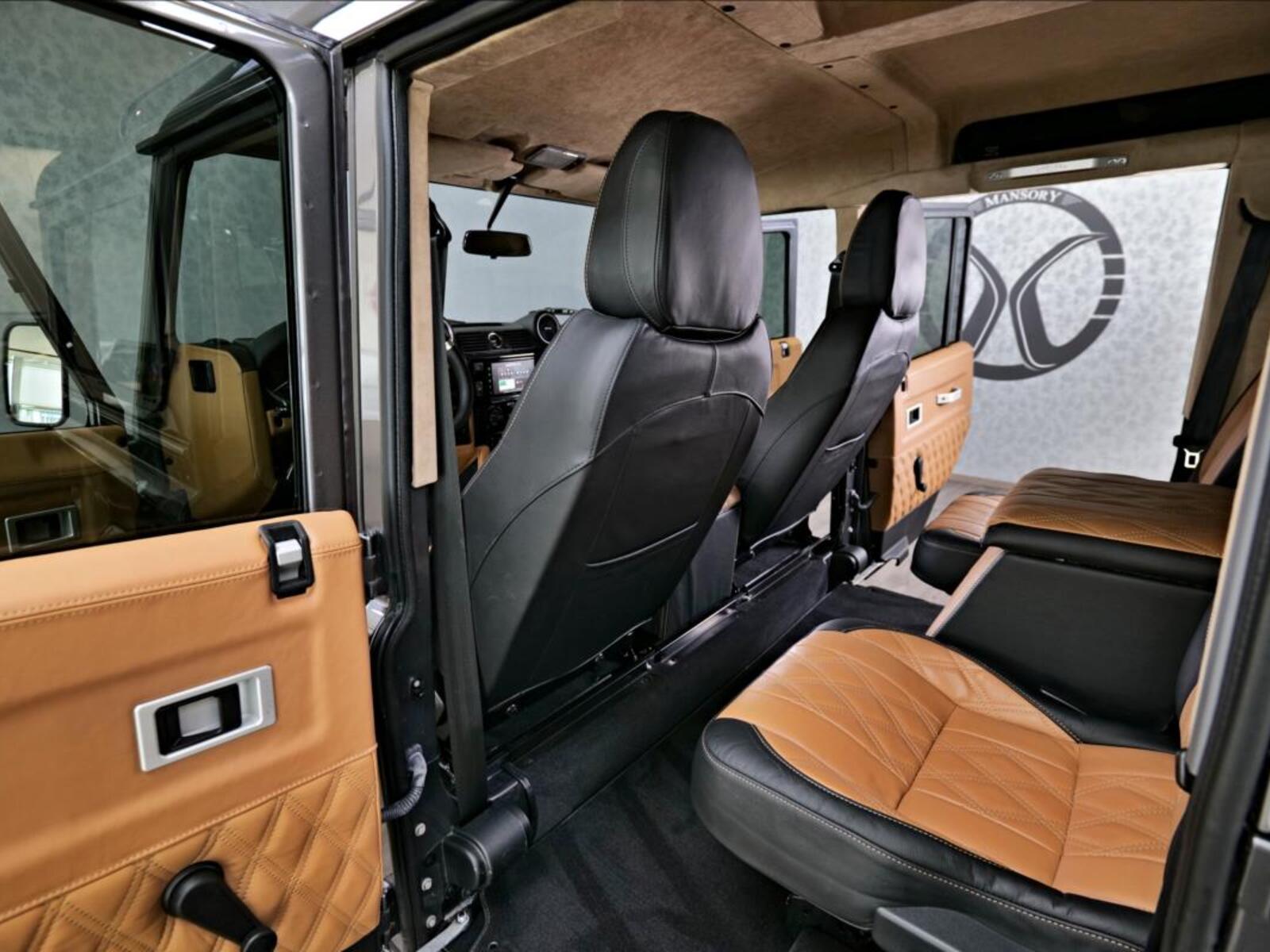 Land Rover Defender 26