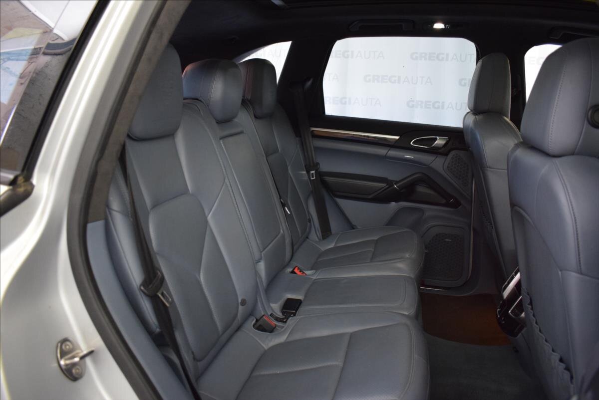 Porsche Cayenne SUV 4,8 l 405 kw