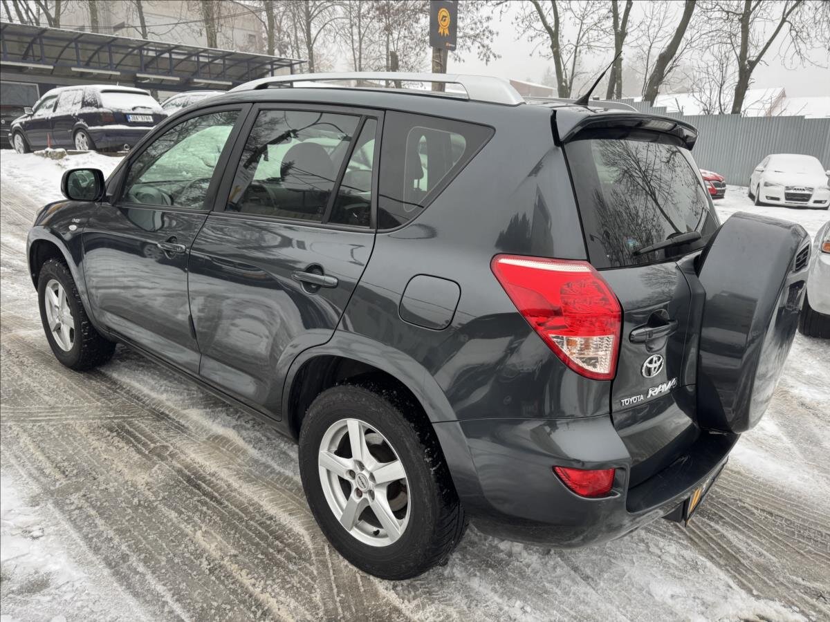 Toyota RAV4 SUV 2,2 l 100 kw