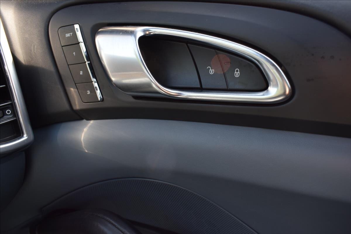 Porsche Cayenne SUV 4,8 l 405 kw