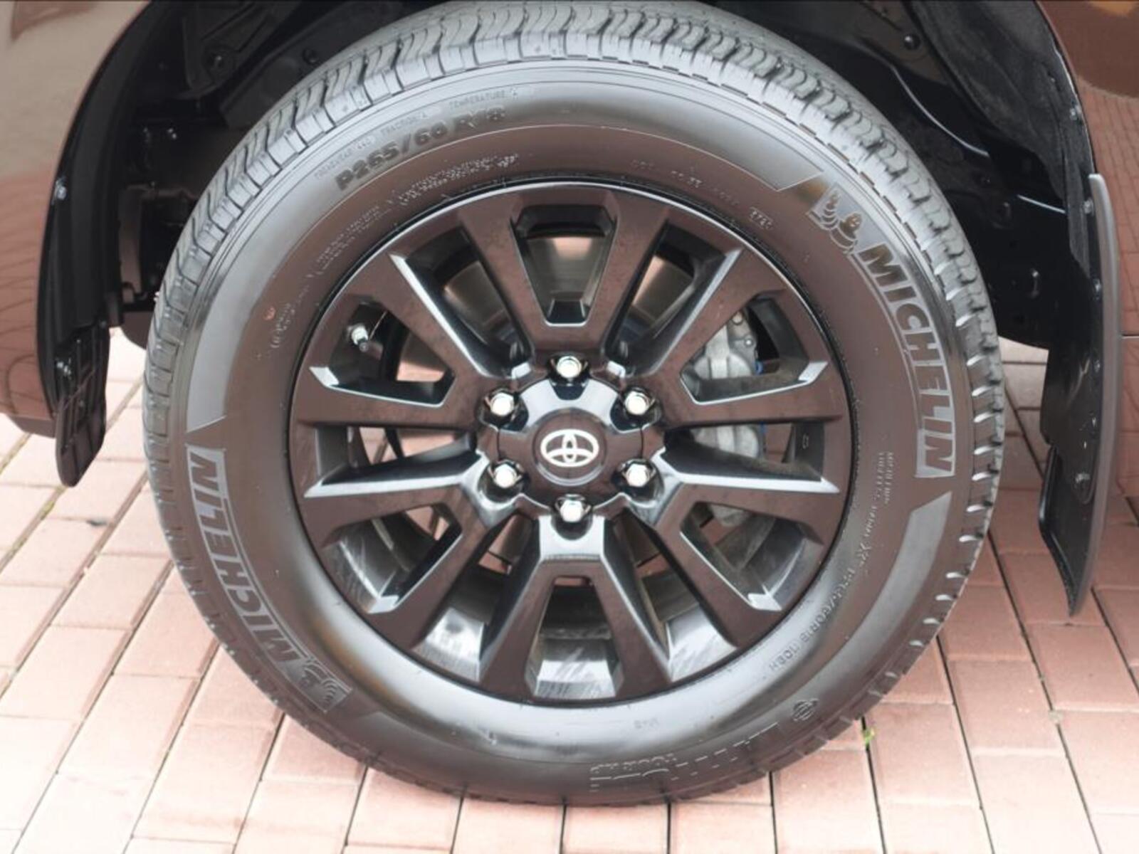 Toyota Land Cruiser 7