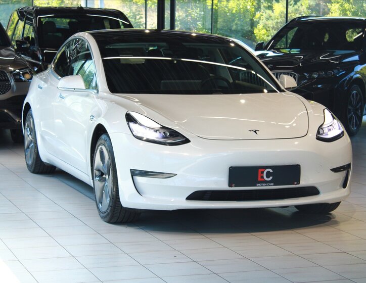 Tesla Model 3 21